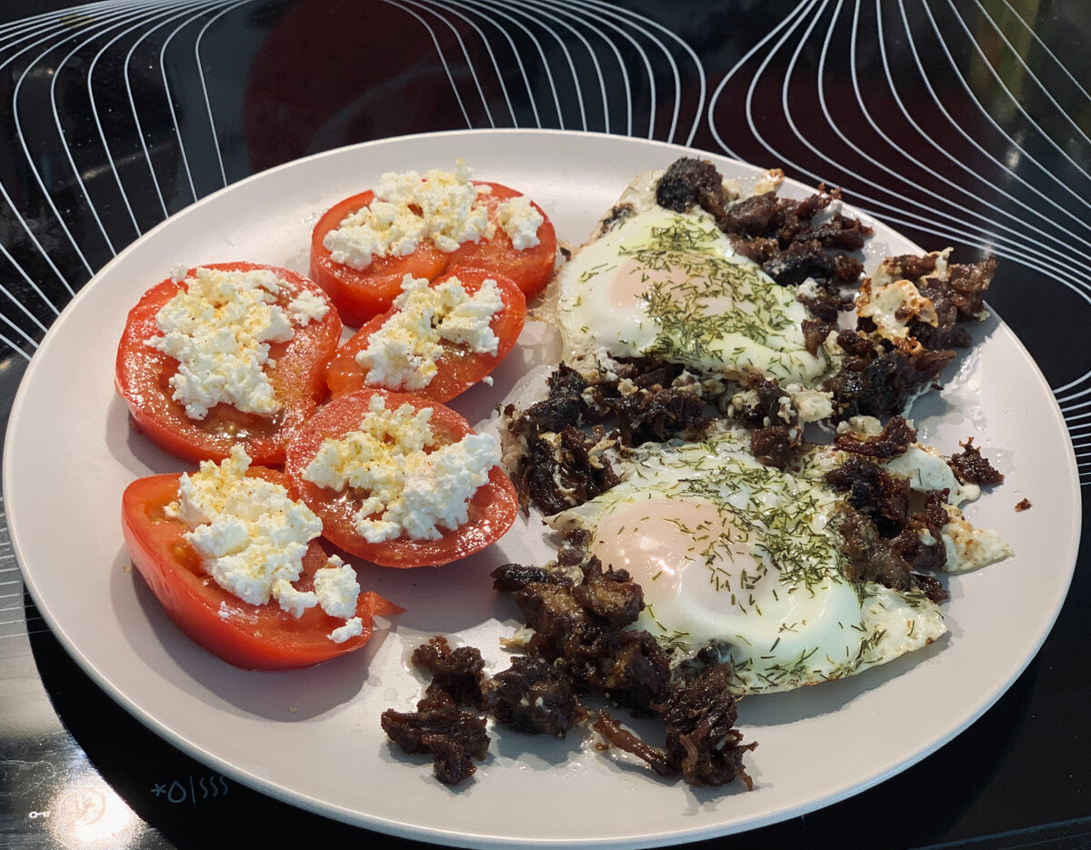 Яичница с тушенкой и по-ми-дооо-ры (!!!) с творожным сыром
