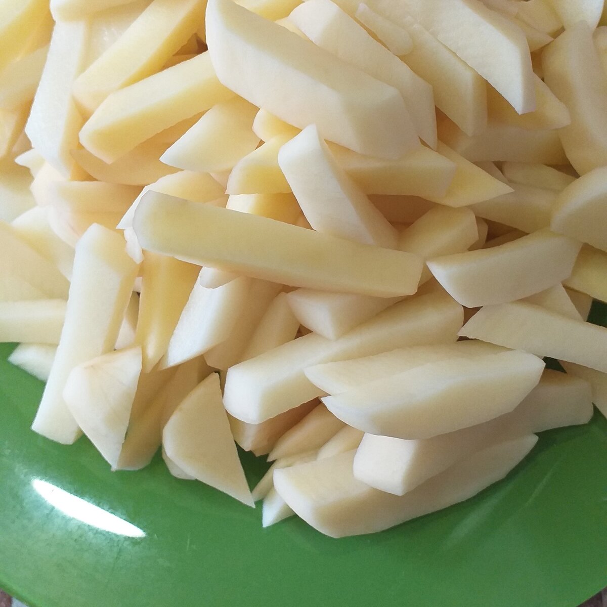 Картофель нарезаем брусочком