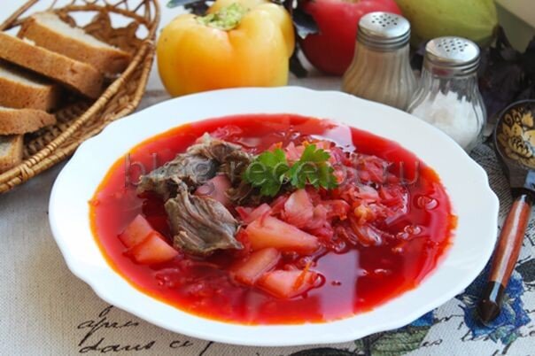 Борщ, Вкусный борщ из говядины: пошаговый рецепт с фото
Борщ с говядиной – популярное блюдо не только в русской и украинской кухне, ценители этого красного супа находятся во всем мире. Можно смело сказать, что борщ – это визитная карточка нашей страны, ведь без него не обходится меню любого ресторана. У каждой семьи есть свои секреты приготовления вкусного борща. Кто-то добавляет в него перчик или томаты, кто-то уксус или лимонную кислоту, есть варианты постного борща и борща с говядиной. Но есть ингредиент, без которого не обходится ни один рецепт, – это свекла. Именно благодаря ей суп получается таким красным и по-особенному вкусным.Один из самых любимых многими, лучший рецепт борща – в котором много мяса. Особенно вкусным и насыщенным борщ получится, если приготовить его с говядиной на косточке. Бульон всегда густой, наваристый, но при этом не очень жирный. Покажу вам, как сварить борщ правильно: 
Начнем с изготовления говяжьего бульона. Если у вас есть говядина на кости, это здорово. Приготовьте ее целиком, положив в холодную воду, затем выньте и порежьте на мелкие кусочки. Если вы используете говядину без костей, тогда порежьте на кусочки и сделайте бульон. Когда он закипит, будет немного пены. Удалите ее ложкой сразу же, чтобы получить хороший, прозрачный бульон, хотя это чисто для эстетики, но все же.
Важный шаг, который отделяет борщ от овощного супа. Мы будем обжаривать морковь и свеклу отдельно, а затем добавим их в кастрюлю. Если вы бросаете овощи сырыми, то получите просто овощной суп со свеклой.
Чтобы сохранить красивый, яркий цвет свеклы, некоторые добавляют уксус или лимонный сок, обжаривая овощи. Но я не думаю, что это необходимо при обжарке. Можно добавить кислоту в конце варки. Мой секрет – часть свеклы добавить большим ломтиком за 15 минут до окончания варки. Она отдаст свои краски супу.
Перед вами классический рецепт с пошаговыми фото говяжьего борща, к которому вы будете возвращаться снова и снова. В нем простые ингредиенты и восхитительный вкус. Он настолько вкусный, что даже ненавидящие свеклу и вареный лук требуют добавки.