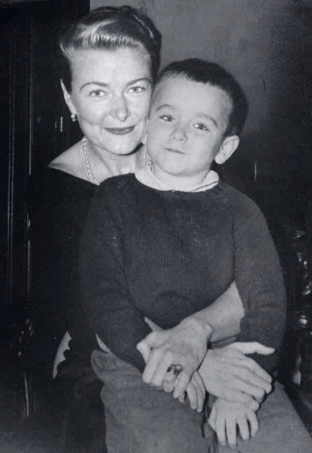 Робин со своей мамой