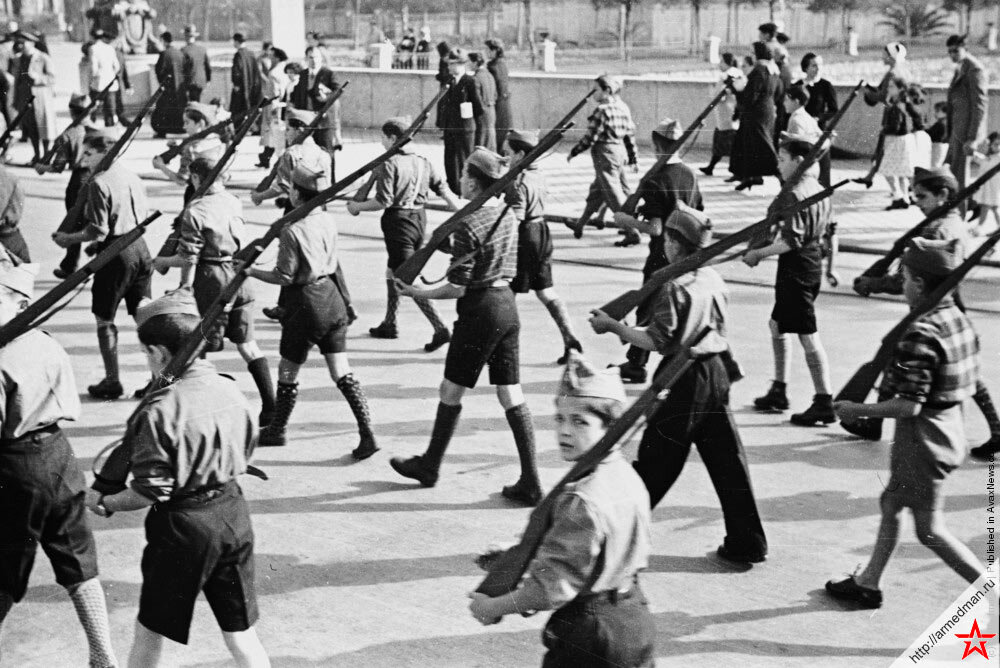 Парад 13 ноября 1936 года в городе Ирун по случаю взятия этого города франкистами. Фото: Maeers / Fox Photos / Getty Images), Гражданская война в Испании