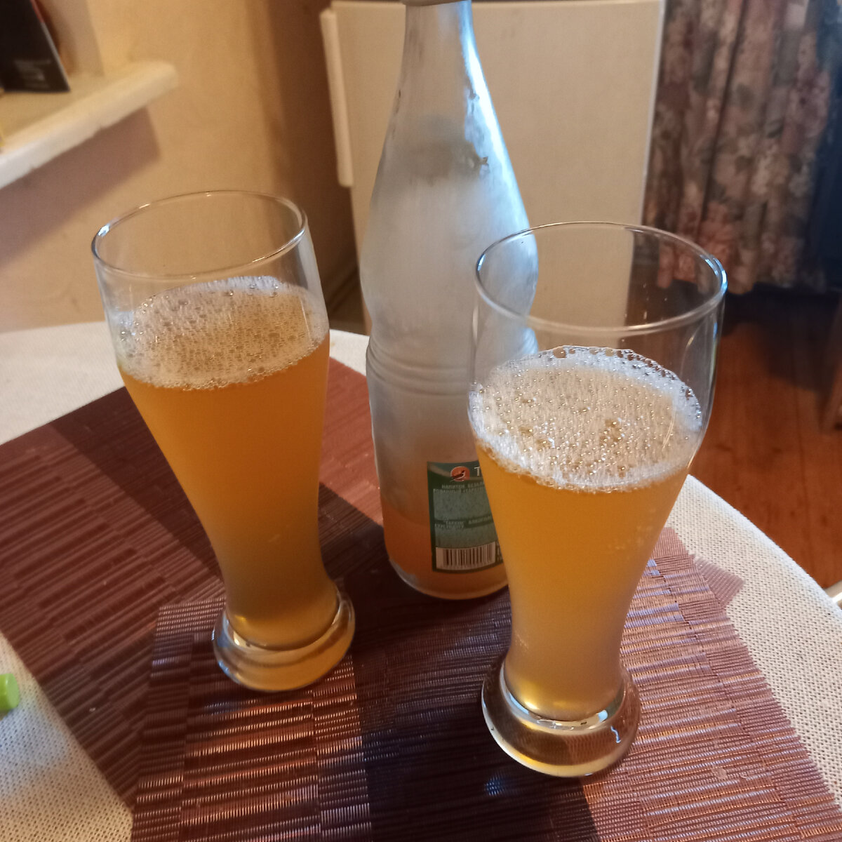 В прошлом году на Новый год открывали бутылку сидра - пробка с такой силой врезалась в потолок, что потребовался ремонт))