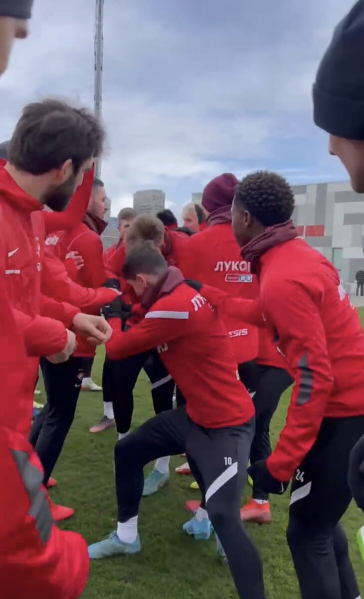 Игроки "Спартака" устроили "коридор" в день рождения для Михаила Игнатова. Фото t.me/fcsmtg