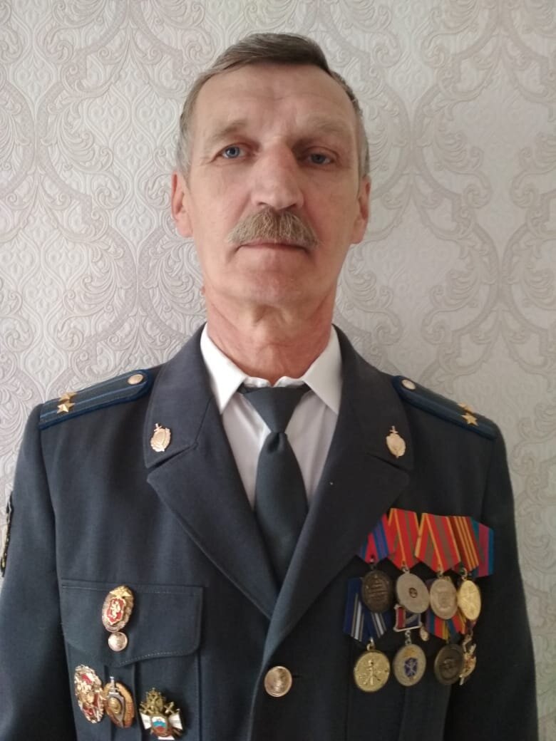 А Виктор Александрович через год, в 1992 году, вернулся в Полевской и продолжал службу в органах. В отставку он вышел в звании подполковника юстиции 