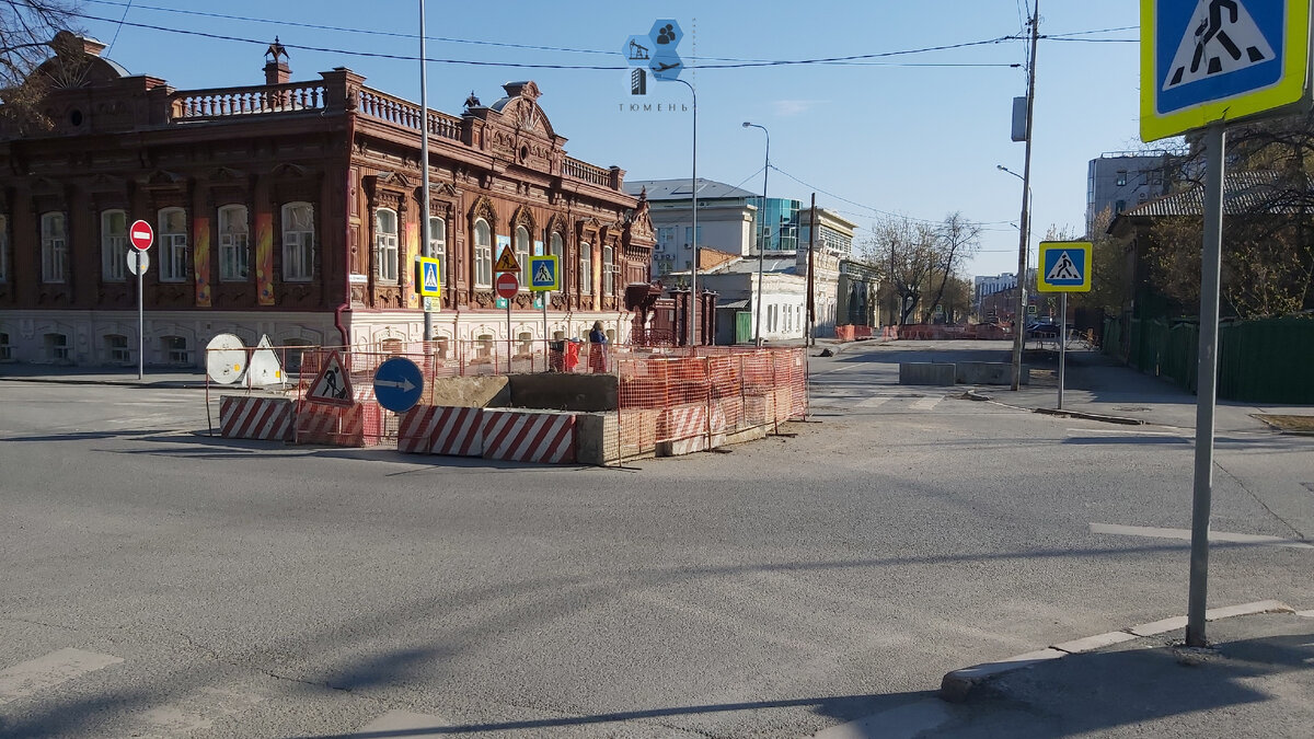 Пересечение с Володарского. Раскопали коммуникации.