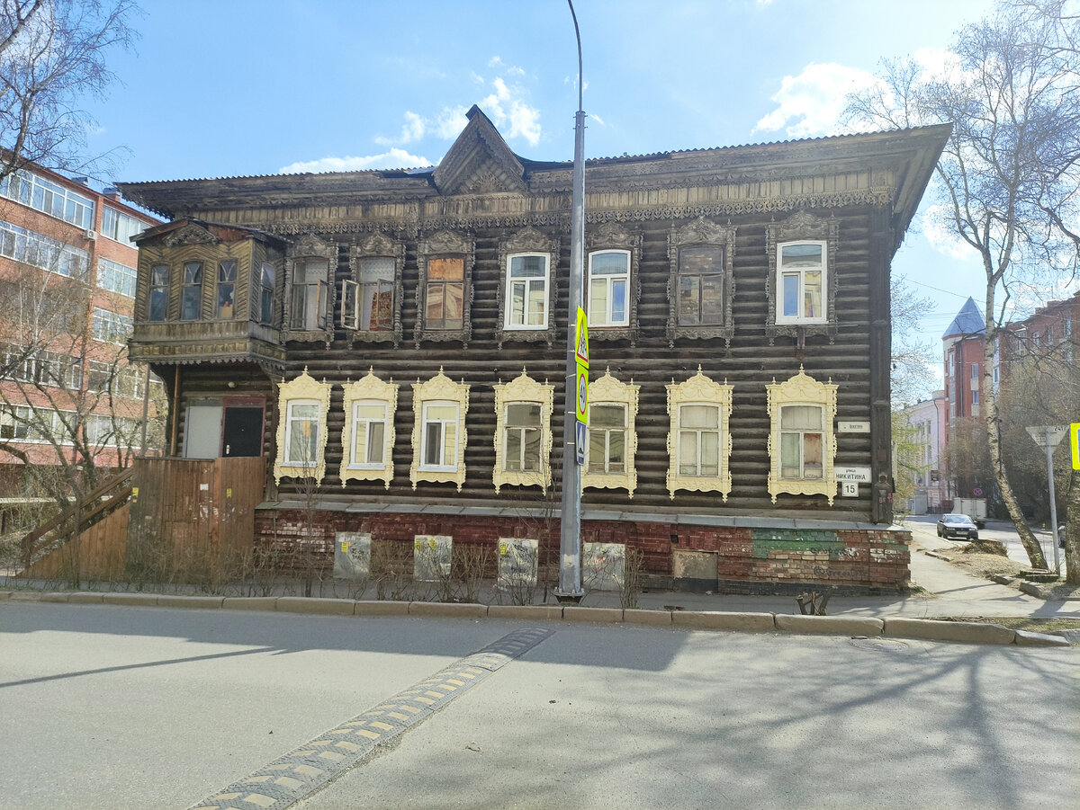 Старинный деревянный дом на улице Никитина