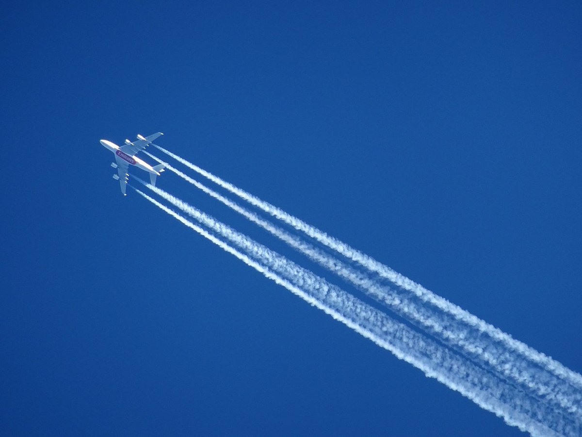 След от летящего самолета. Инверсионный след Airbus a340. Инверсионный след ил 96. Инверсионный след Боинг 747. Инверсионный(конденсационный) след.