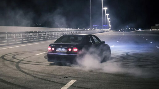 дрифт автомобиля ночью в городе