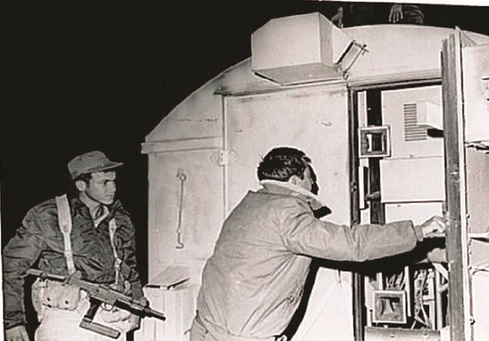 Израильские десантники у захваченной станции "Енисей"