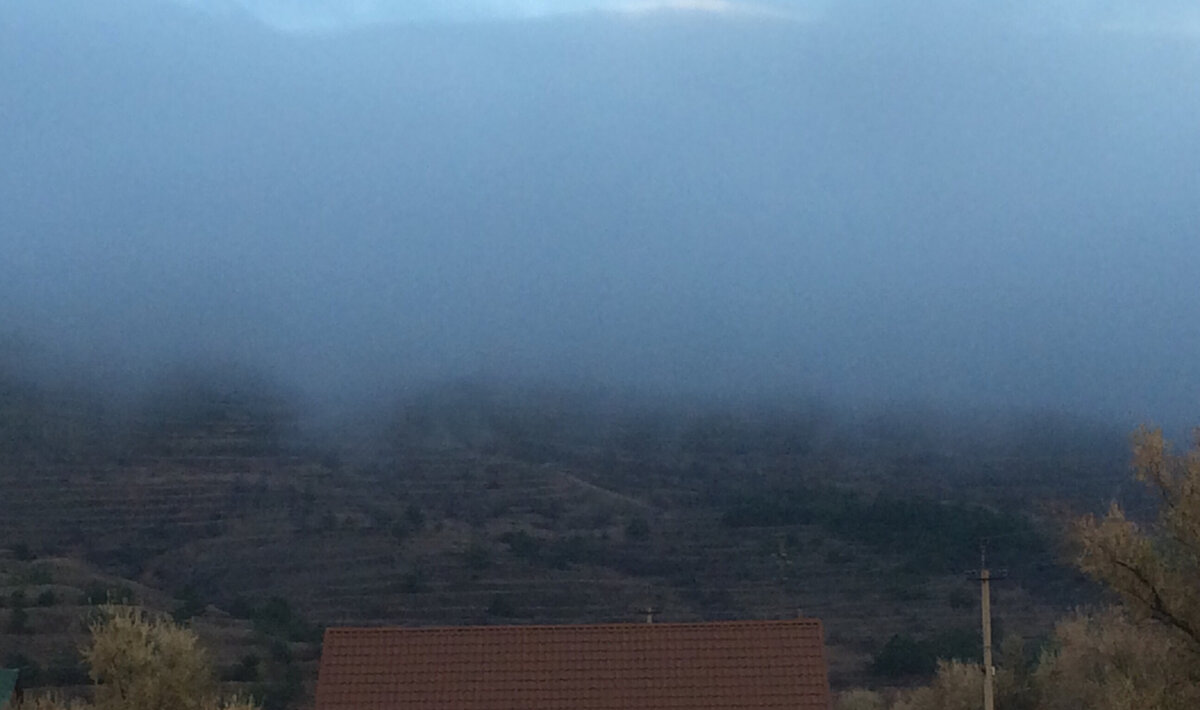 Ближайший склон «растворился»..., а дальних и самой степи и дороги словно и не бывало