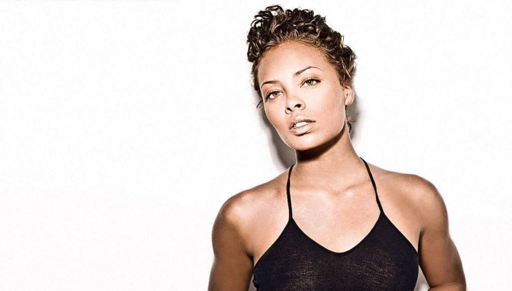 Эва Пигфорд – победительница 3 сезона проекта «Топ-модель по-американски». Девушка стала первой темнокожей моделью, которой удалось добиться сногсшибательных высот в популярном шоу. Ее карьера и сегодня развивается активно, а биография таит в себе массу знаковых событий, которые повлияли на судьбу красавицы.