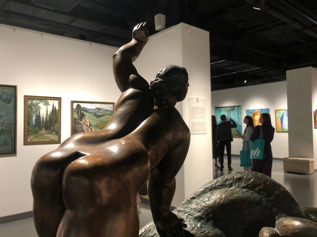 Скульптура, стремящаяся из состояния "зеленого" в "синюю синь"