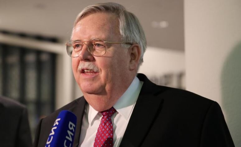 Посол США в России Джон Теффт (иллюстрация yeltsin.ru)