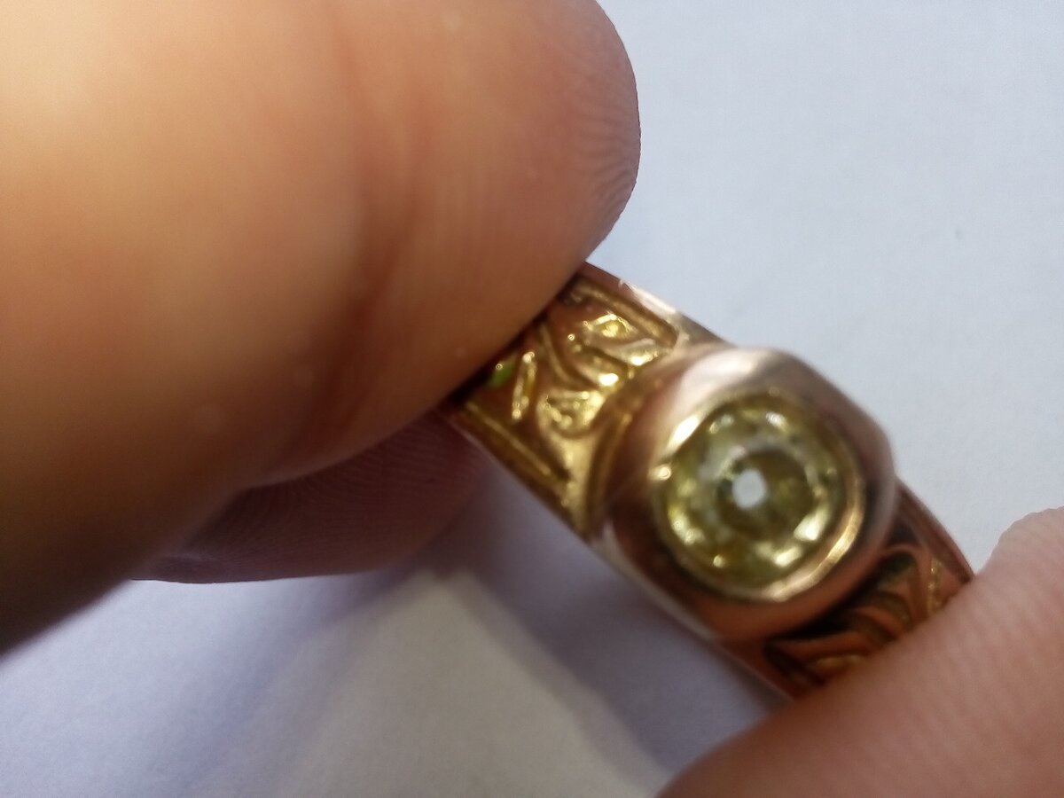 Обратите внимание: на дырочку  в центре. Насколько ее цвет отличен от бумаги, на фоне которой сделано фото?  На самом деле то, что по периферии это "блесна". 