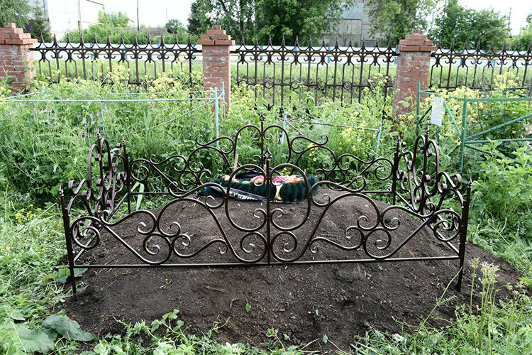 Кто-то вновь спилил крест на православной могиле Виктора Смирнова в Актаныше