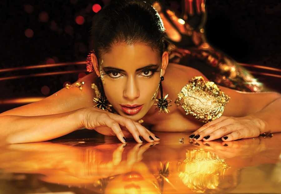 Джессика Кларк талантливая и разносторонняя британская модель и актриса, фото которой украшали обложки самых престижных модных глянцев. Она признается, что никогда не воспринимала моделинг как основное место работы, а использовала его, чтобы набраться опыта для своей основной цели – покорения киноиндустрии.