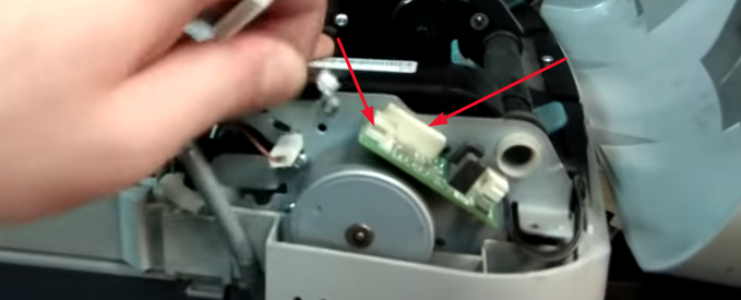 Отключаем 2 разъема от платы