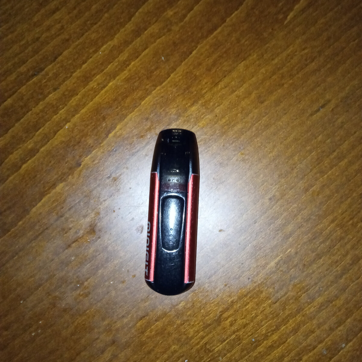 Это под система под названием известного бренда этой тематики Minifit слабая под система которая была практически первым поколением того что продают сейчас, ранее я рассказывал про жидкости для заправки и именно в такие гаджеты она заправляется, minifit преобладает компактным размером и вмещается в руку, если сжать его в кулаке то он будет незамеченным и часто на уроках в школе или на парах в учебных заведениях можно незаметно попарить, минусы что малая вкусо передача, малая мощность, но можно самому перематывать картридж про который будет описание в следующей статье