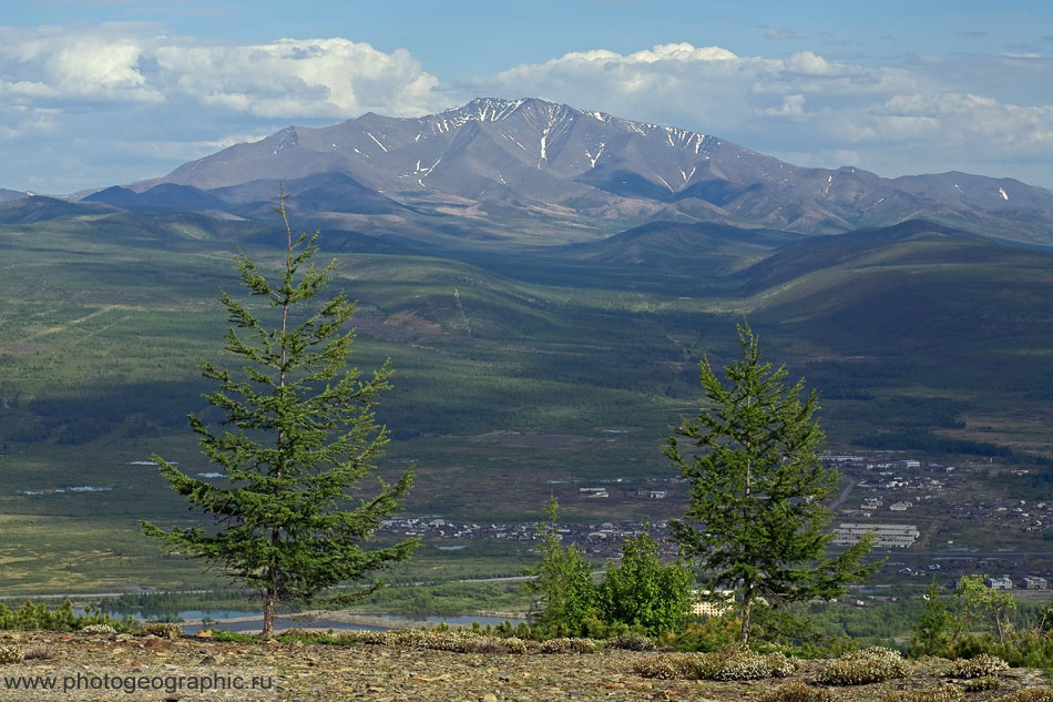 Морджот на дальнем плане и Сусуман внизу, в долине Берелёха.