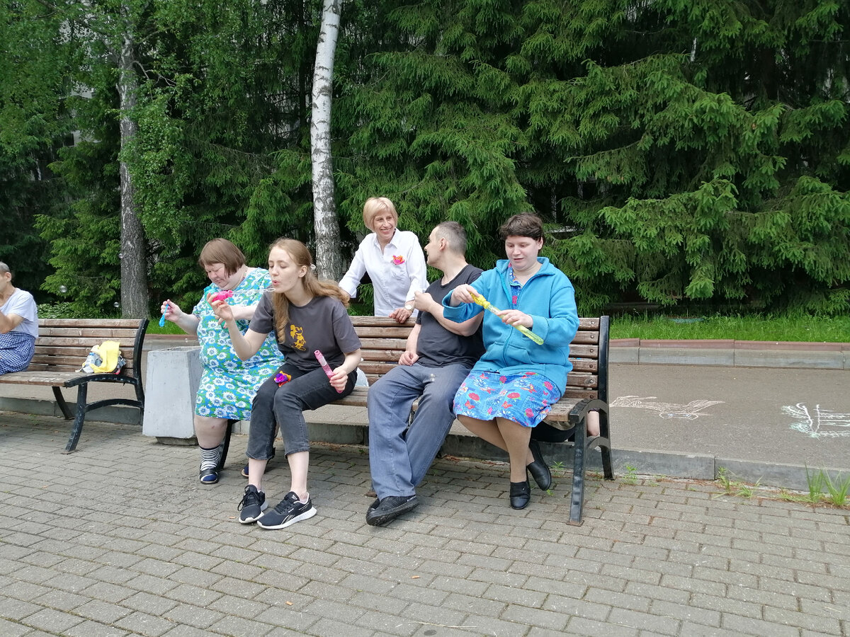 Прогулка с волонтерами в ПНИ №30