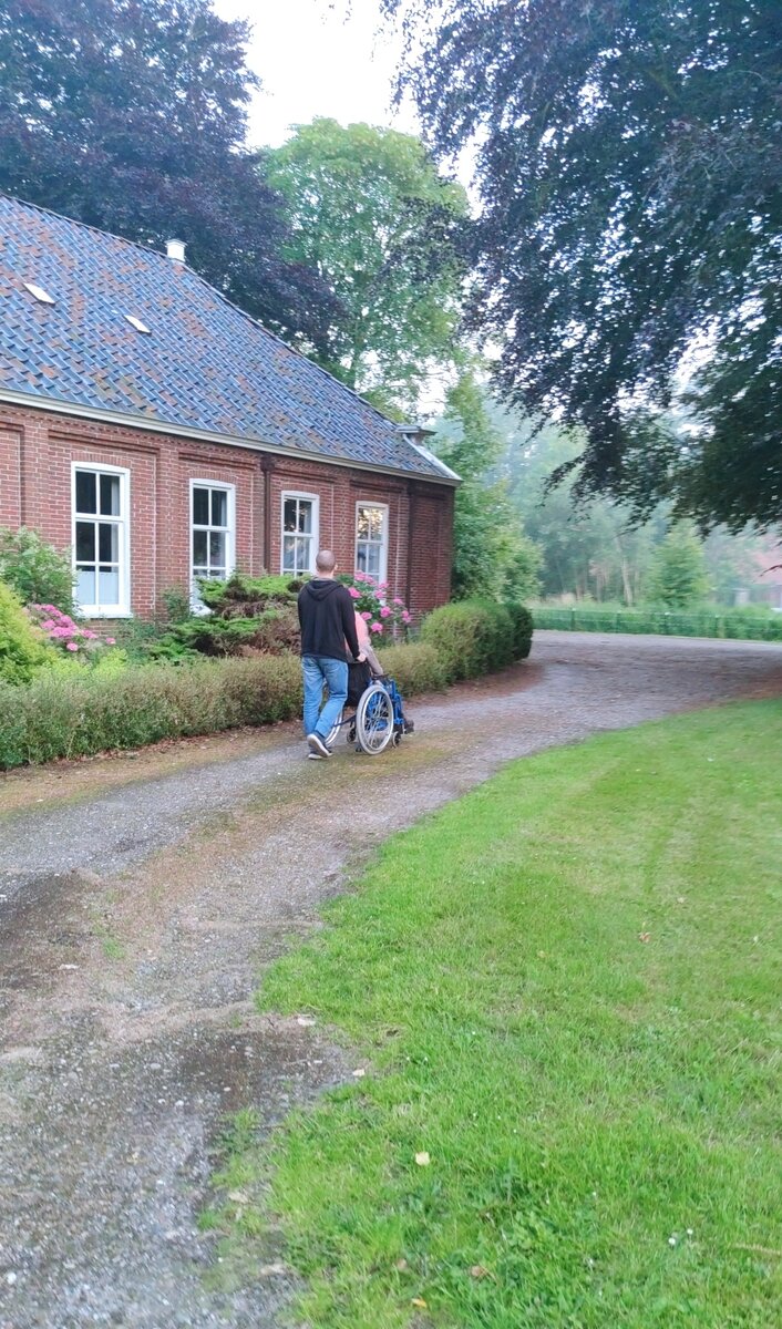 У нас темнеет ближе к полуночи 