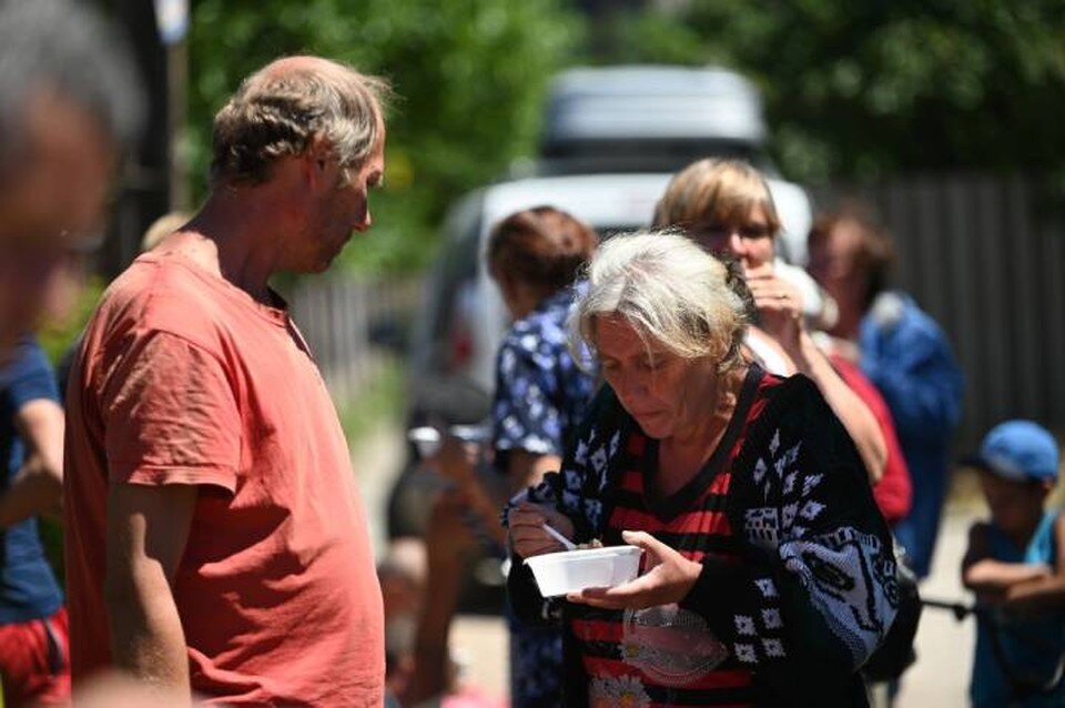     По словам волонтеров, вынужденные переселенцы были уверены, что за кашу на границе необходимо платить. Фото: предоставлено добровольческим сообществом "Неравнодушные"
