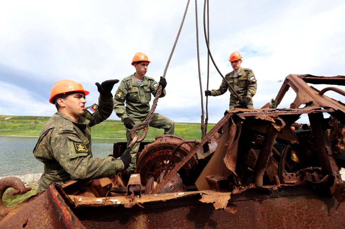    Уборка металлолома на острове Кильдин.