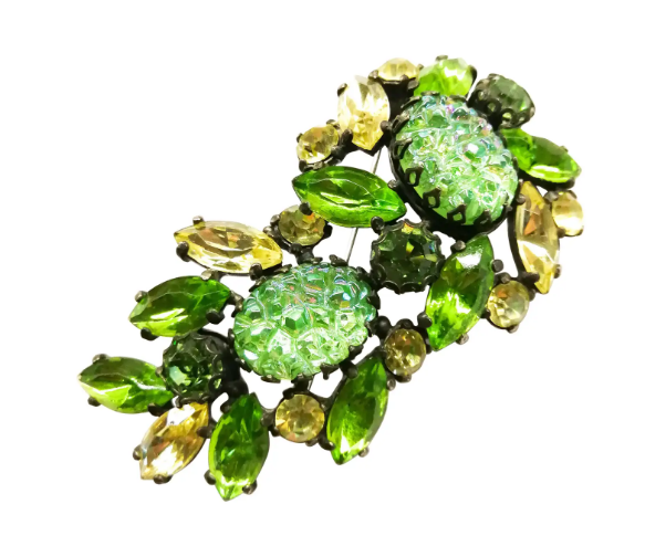 Большая брошь из лавового камня ярко-зеленой пасты, Эльза Скиапарелли, США, 1954 год.