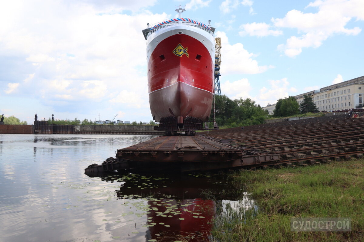 Краболов "Вайгач" на трансбордере перед спуском на воду / Фото: Судострой