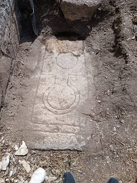 При очистке территории древнего монастырского комплекса Бри Ехци в Нагорном Карабахе (Арцахе) были обнаружены старинные Хачкар и надгробие.