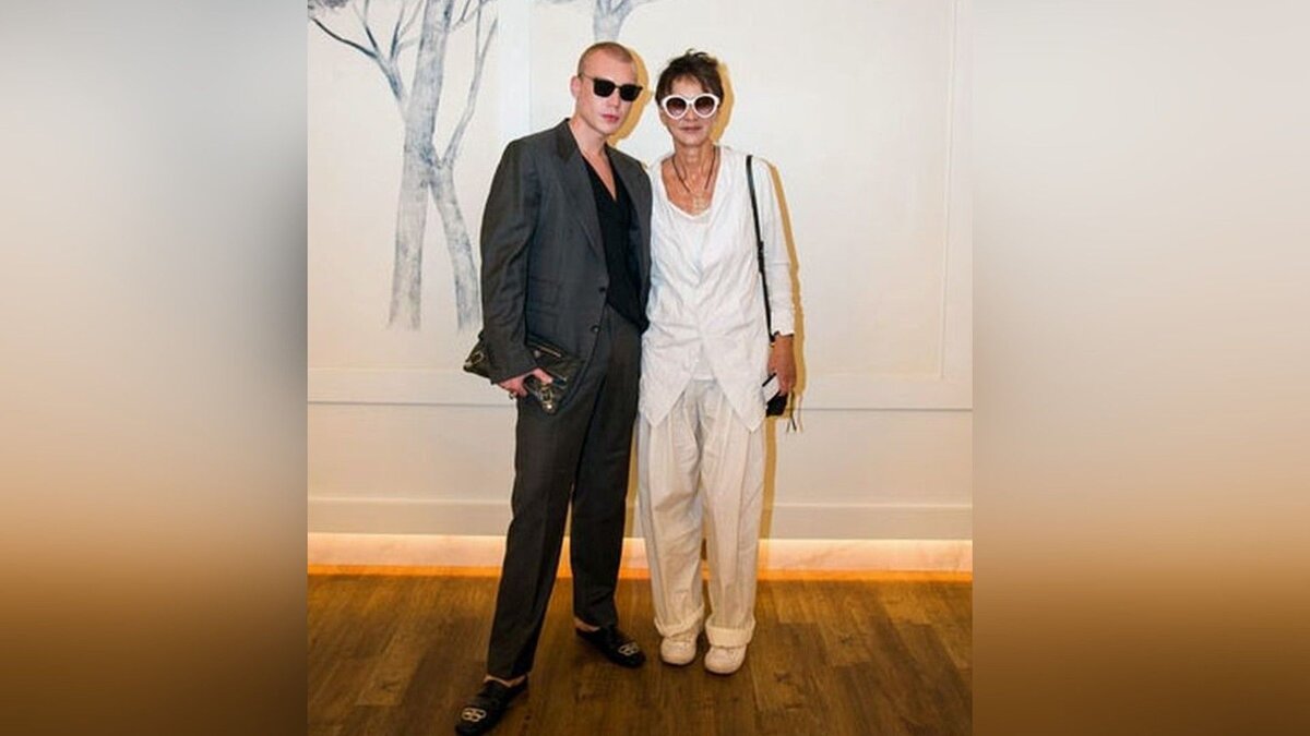    Ирина Хакамада с «таинственным незнакомцем» на премьере фильма «Убойный монтаж»