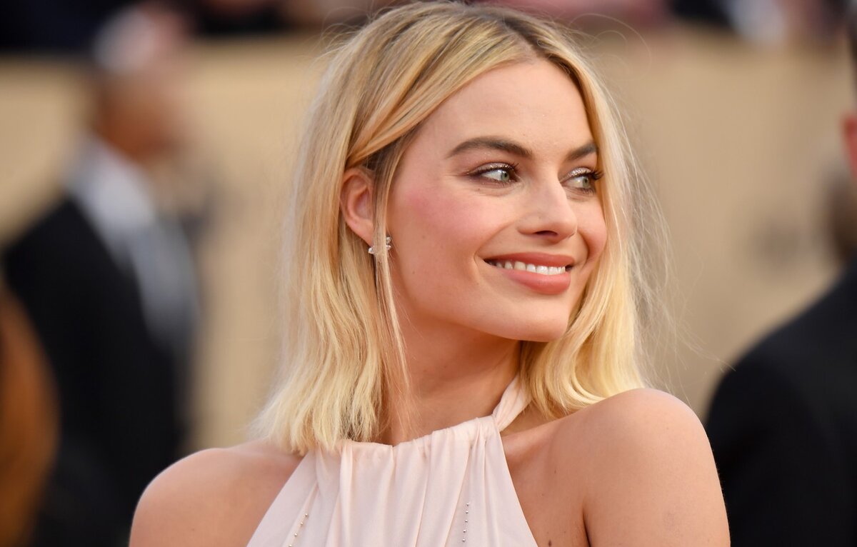 Марго Робби. Изображение взято с сайта: https://www.goodfon.ru/wallpaper/vzgliad-aktrisa-blondinka-serga-look-blonde-actress-margot-1.html