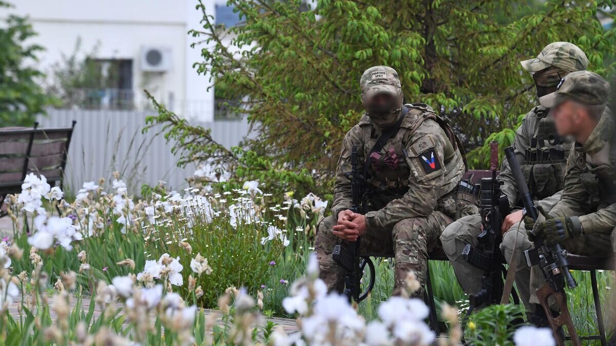    Военнослужащие отдыхают в сквере в городе Купянск© РИА Новости /