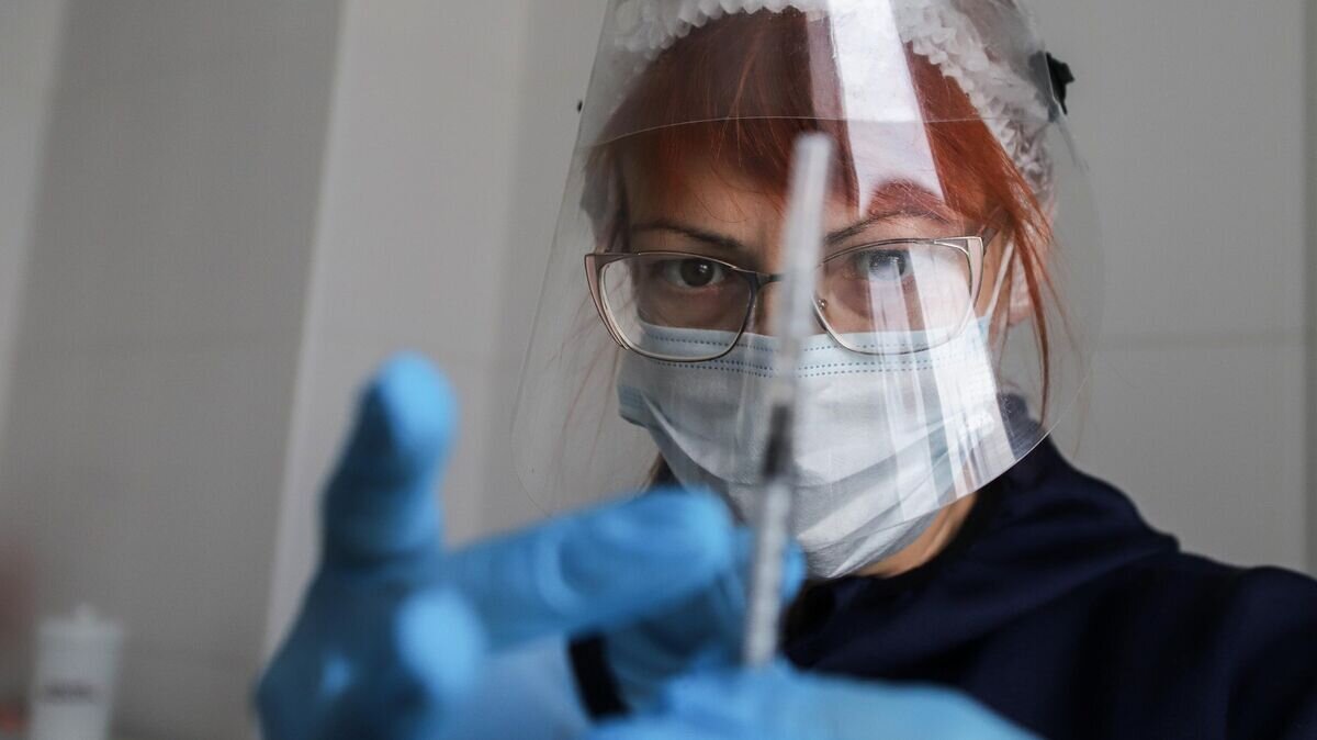    Медицинский работник подготавливает шприц для инъекции в детском ковидном отделении инфекционной больницы Пятигорска© РИА Новости / Денис Абрамов