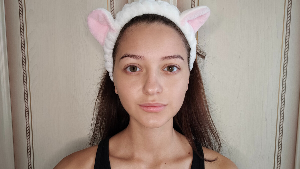 Больше всего средства потребуется нанести на область скул, под глазами, на нос и подбородок, а на остальные участки лица распределяем остатки