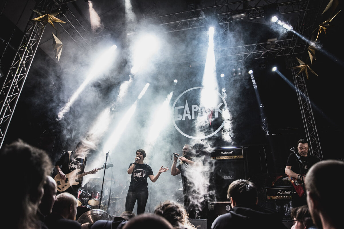 Впервые по-серьезному мы задумались о свете после вот этой, первой фотографии. Это - клуб Москва, Бардак на разогреве у Destruction и волшебная Маргарита Каррентс за фотоаппаратом.