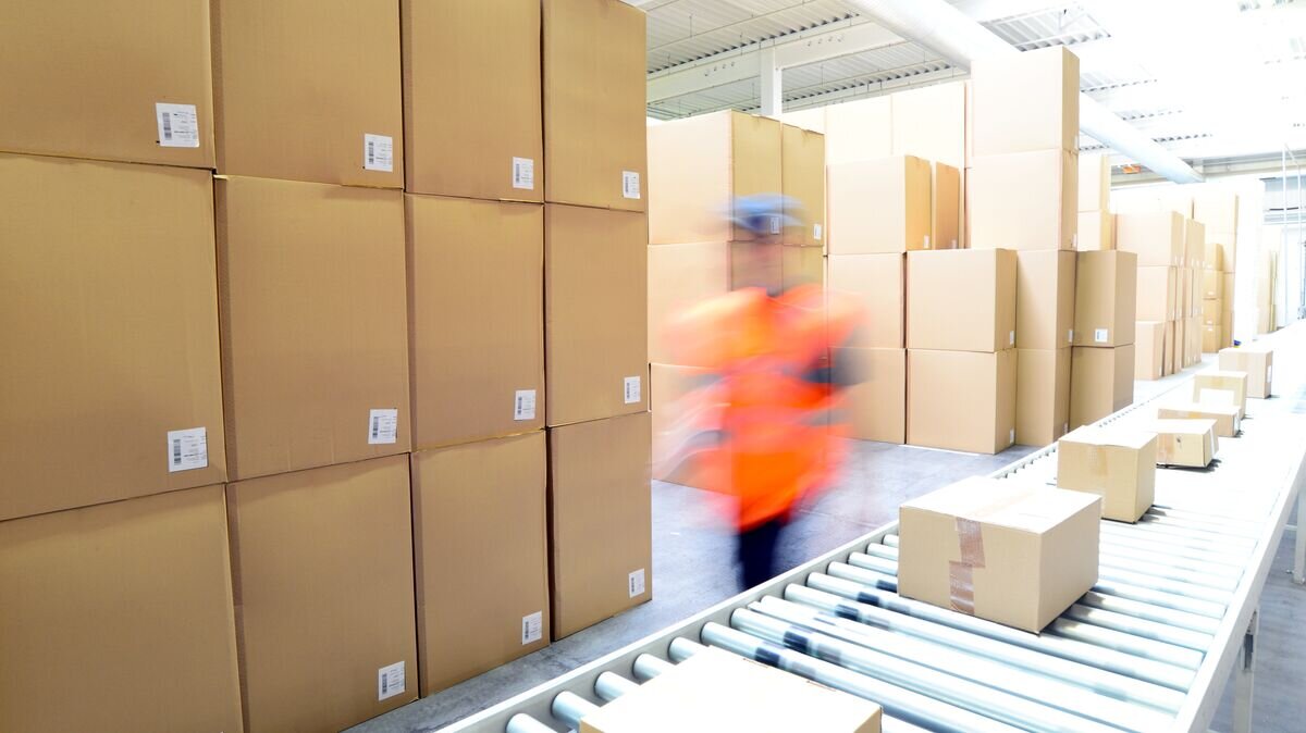    Сотрировка посылок на почте© Fotolia / industrieblick