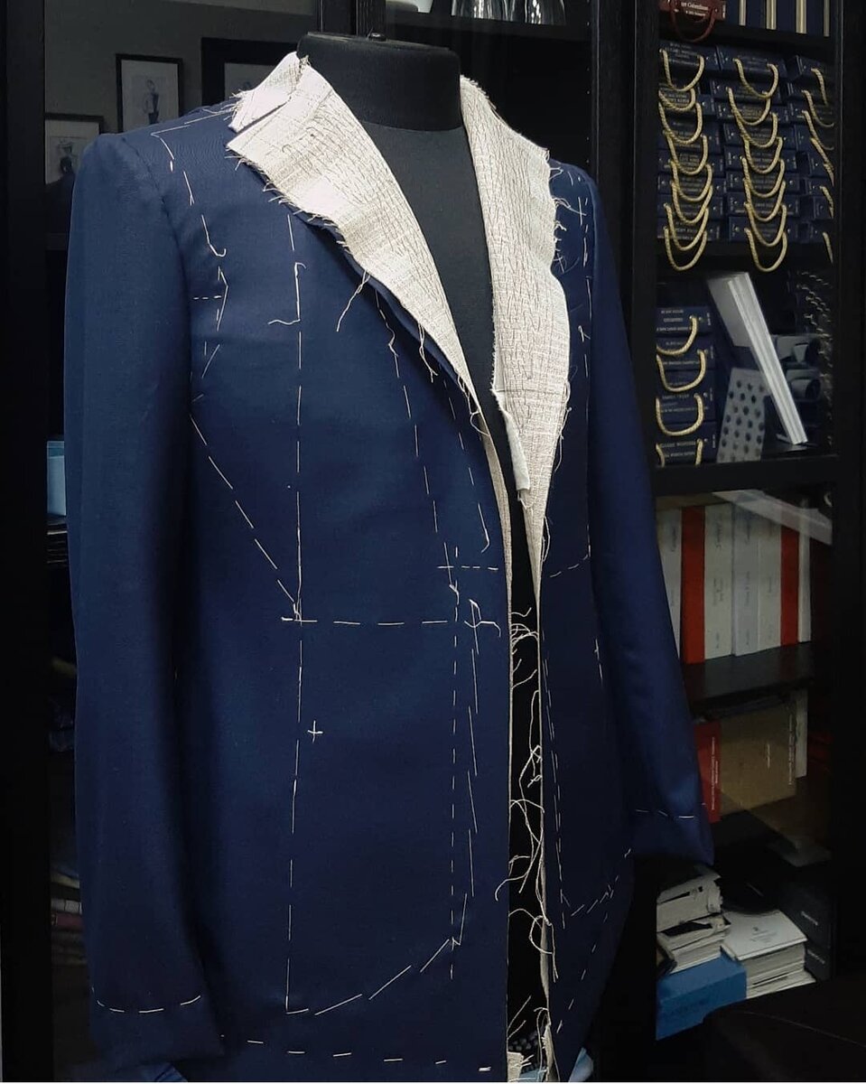 Классический костюмный пиджак в работе из шерсти Super 140 темно-синего цвета из коллекции Holland&sherry Royal Mile 1976 – отличный выбор для универсального рафинированного костюма