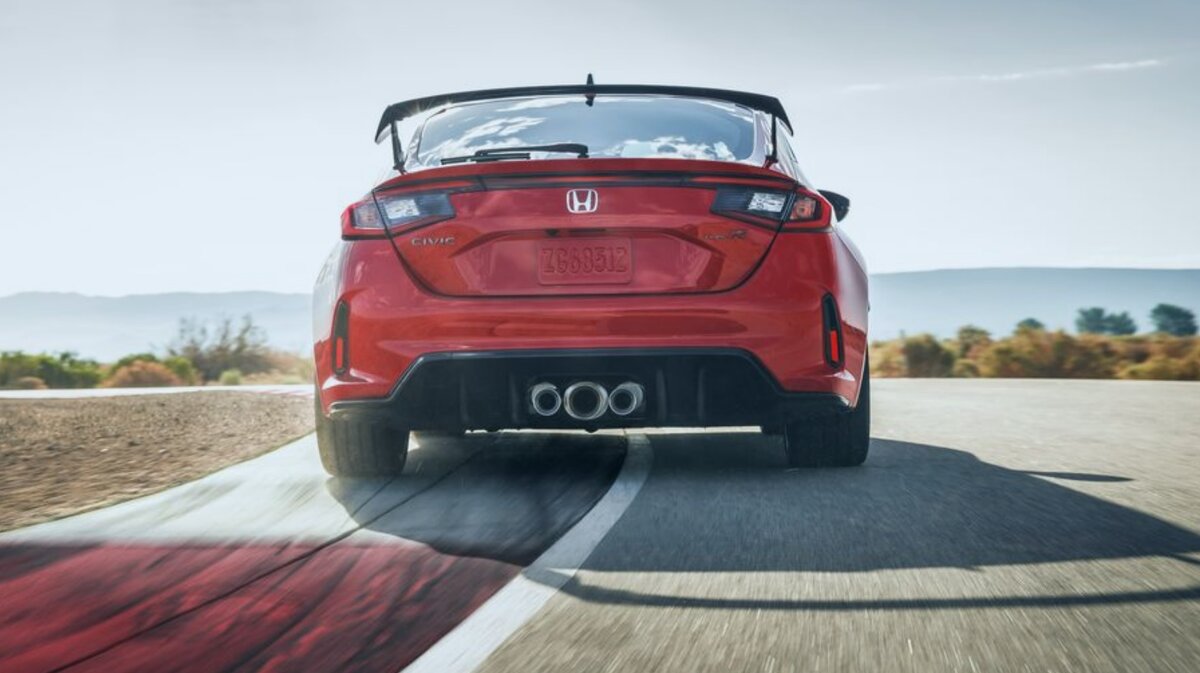 В поворотах Honda Civic Type R точно поддерживает заданную траекторию 