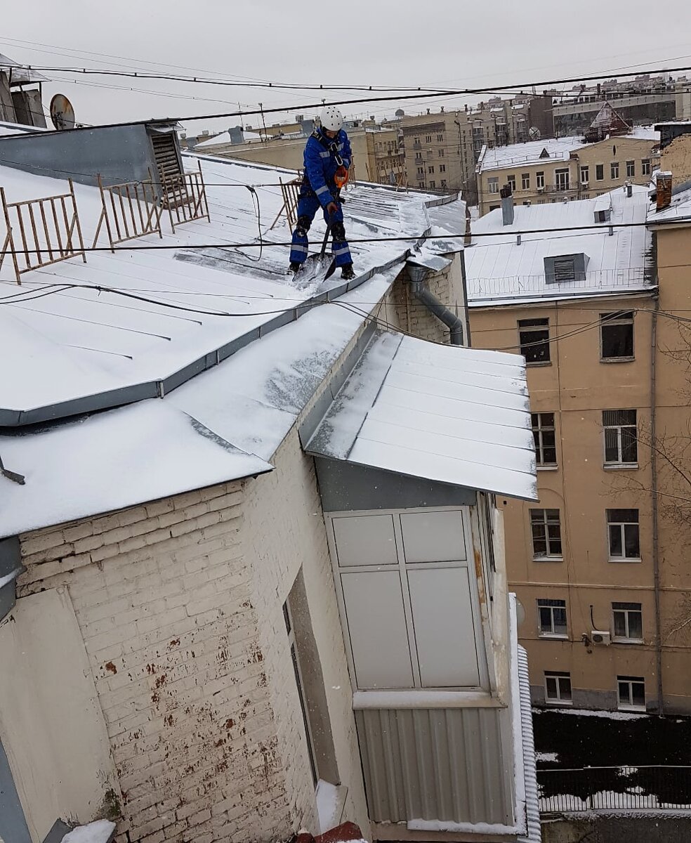 Очистка крыши от снега и наледи при помощи альпинистов Альп-Сити |  Альп-Сити.рф | Дзен