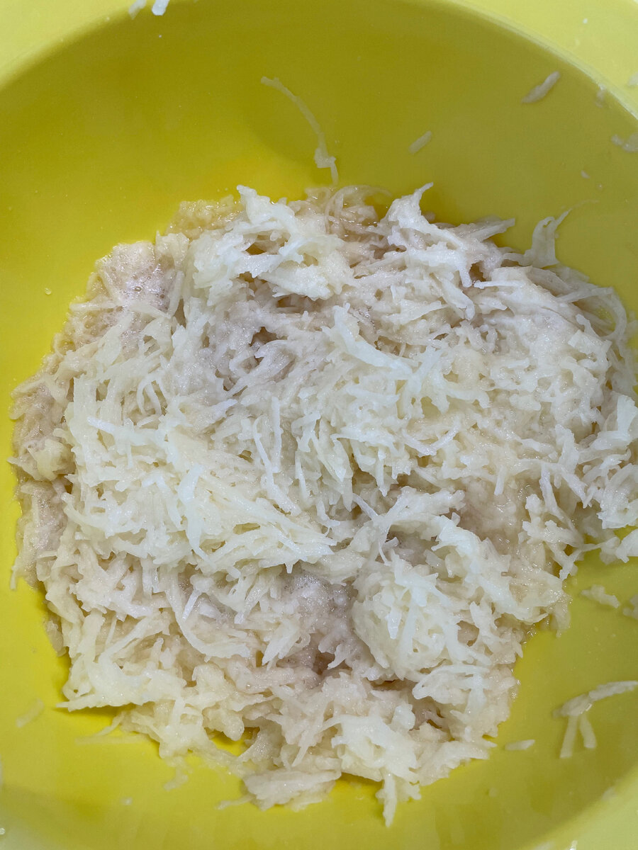 Кабачок вымыть, очистить от кожуры и сердцевины (если семечки крупные), натереть на мелкой терке 