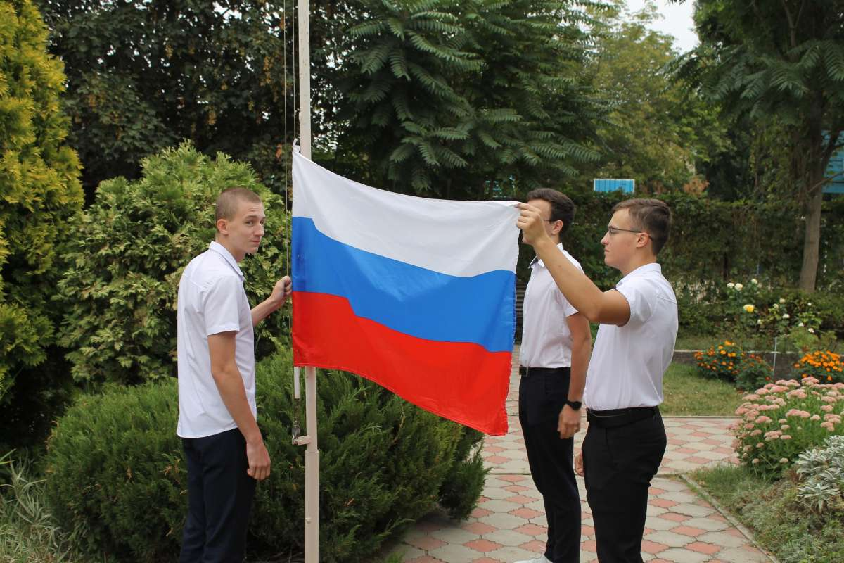 Дворы российских школ буквально окрасились в наш триколор!