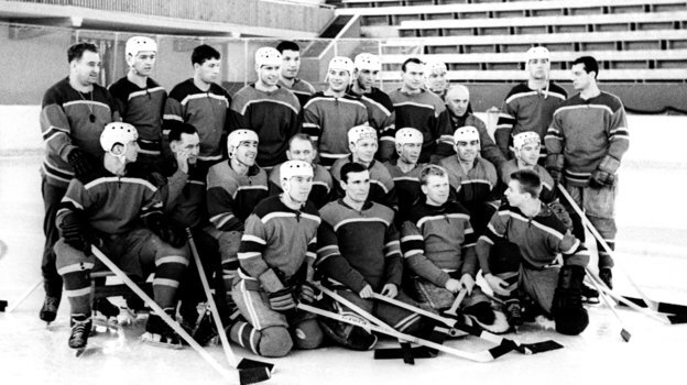     Анатолий Фирсов (третий слева во втором ряду) в составе сборной СССР.Олег Неелов