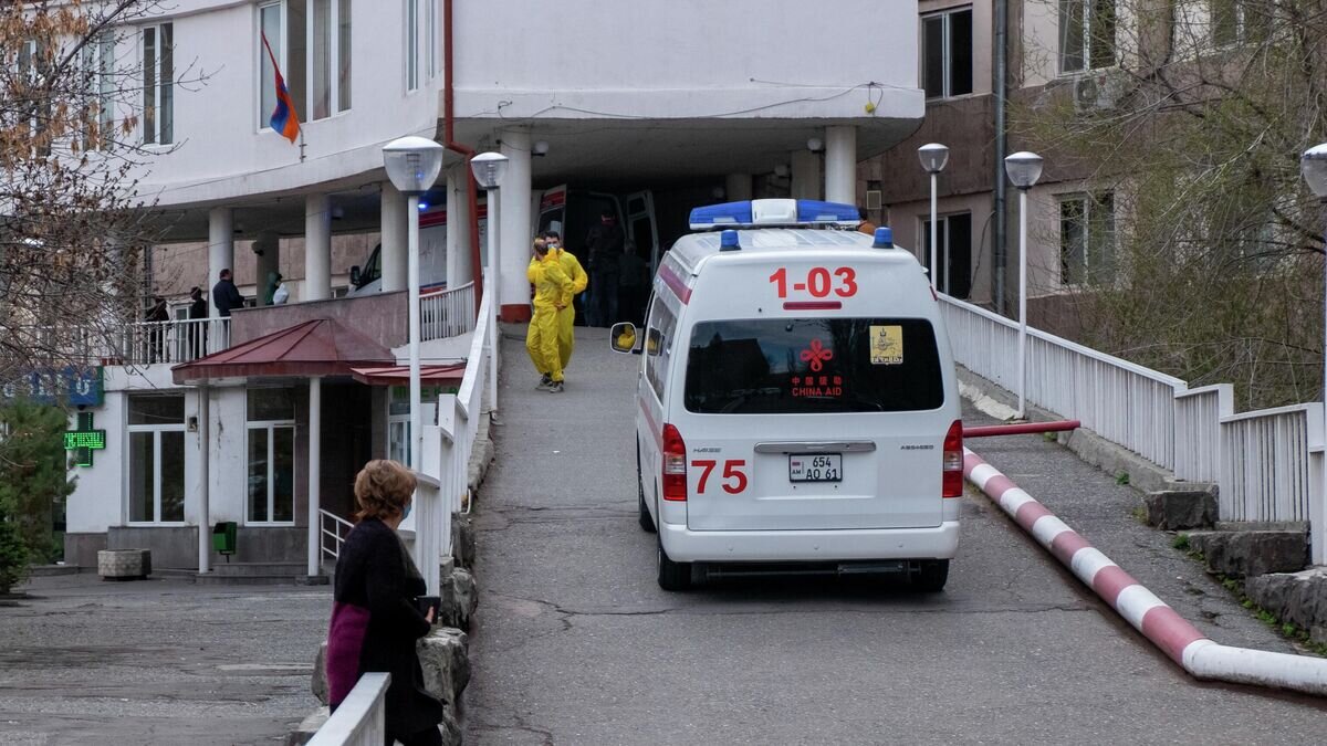    Машина скорой помощи подъезжает к зданию медицинского центра в Ереване© Sputnik / Асатур Есаянц