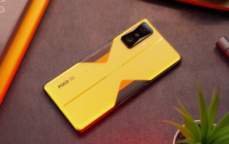    Смартфон доступен в желтом, черном и сером цвете