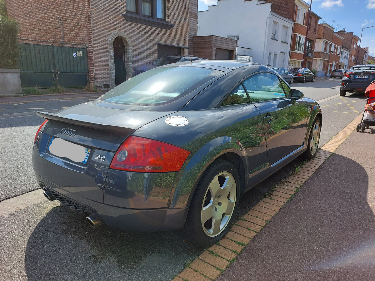 Диски, выхлоп, обвес - все оригинальное.