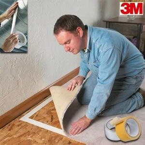 Линолеум является самым популярным напольным покрытием уже несколько десятилетий. Его активно использовали и во времена СССР, и сегодня многие хозяева предпочитают современным материалам старый-добрый линолеум. Причин такого народного признания масса – он недорогой, хорошо защищает от холода, не боится воды, долговечный и прост в монтаже. Однако чтобы покрытие соответствовало всем предъявляемым к нему требованиям, необходимо правильно уложить его на пол. В этой статье мы поговорим о том, как постелить линолеум на бетонный пол в доме или квартире.