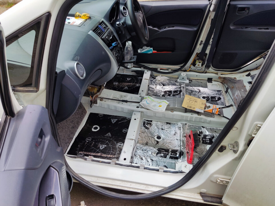 Пол передних седаков