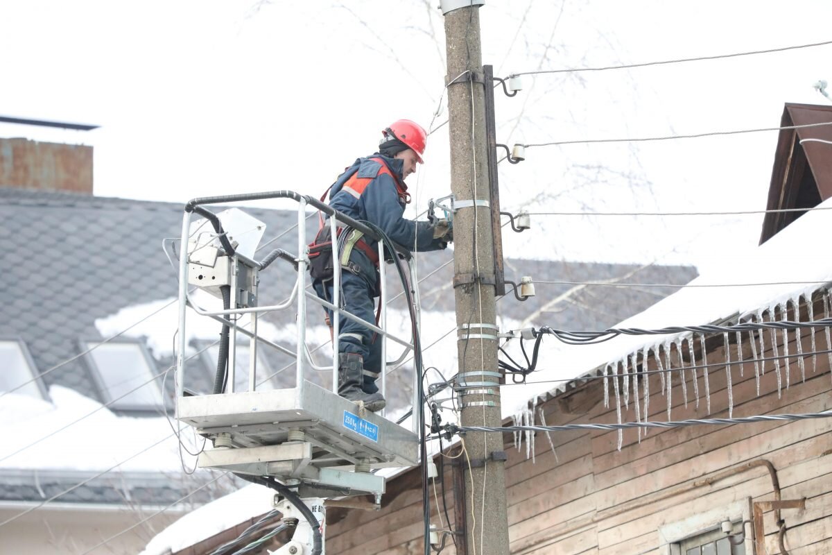    Обледеневшие провода оборвались из-за тяжести льда в нескольких районах области Арина Полтанова