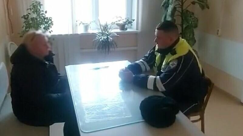     В пятницу в Дзержинском районе Волгограда 46-летняя женщина вынесла из магазина неоплаченный товар. А затем наехала на своей машине на женщину-продавца, которая пыталась ее остановить.
